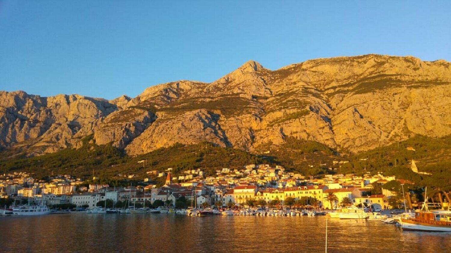 Apartment Denis - large terrace Makarska Buitenkant foto